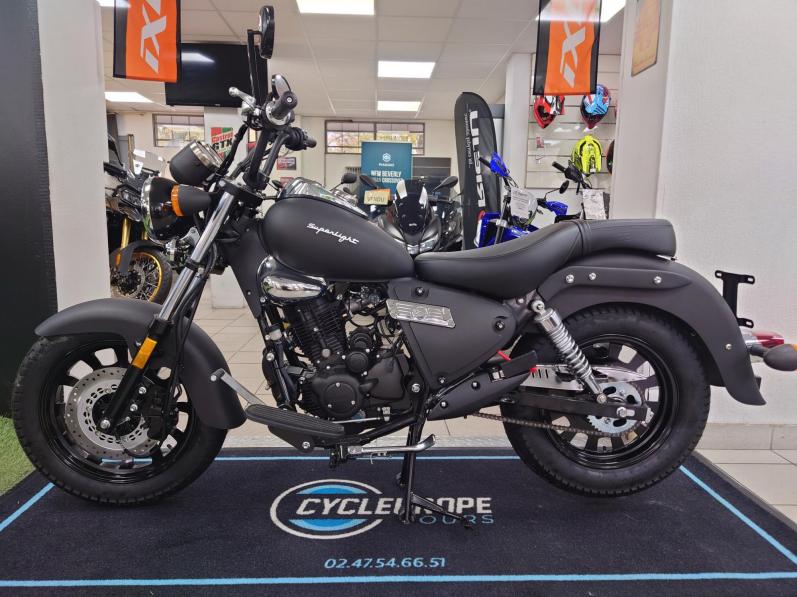 Moto Custom 125cc KEEWAY SUPERLIGHT / possible financement 135EUROS* x 20 Mois